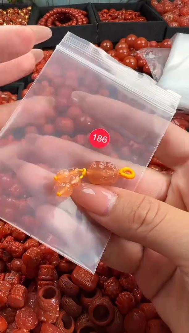 南红玛瑙未镶嵌颈饰1