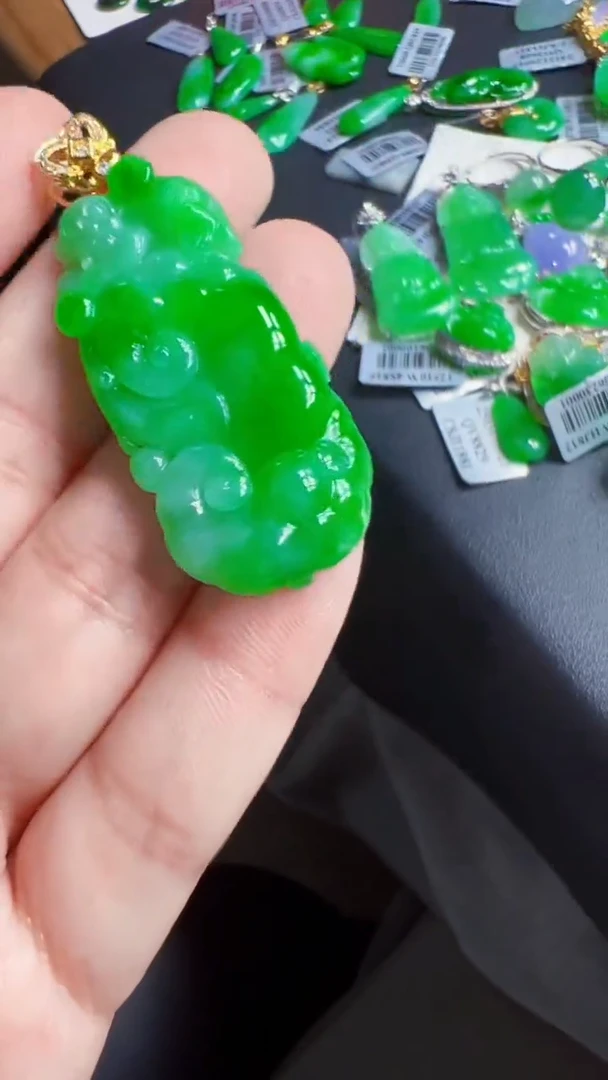 颈饰18K金镶嵌翡翠如意