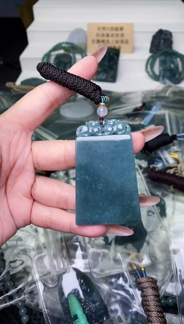 颈饰未镶嵌翡翠