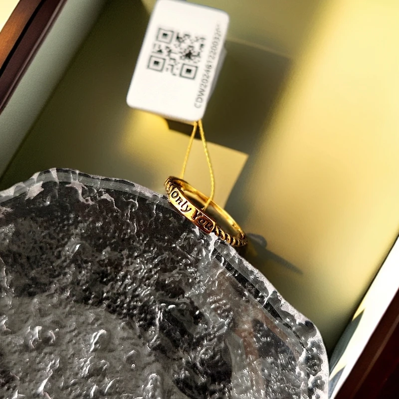 周帝王电黑工艺足金闭口英文麻花时尚圈戒轻奢精致黄金简约尾戒