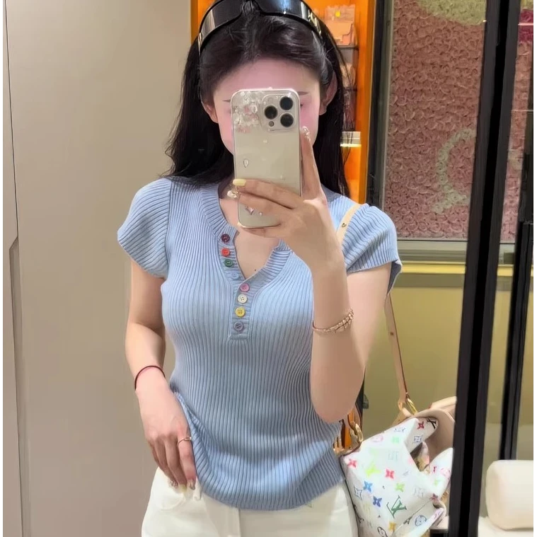 蓝色V领彩色纽扣短袖针织衫女2025夏季新款修身薄款独特绝美上衣