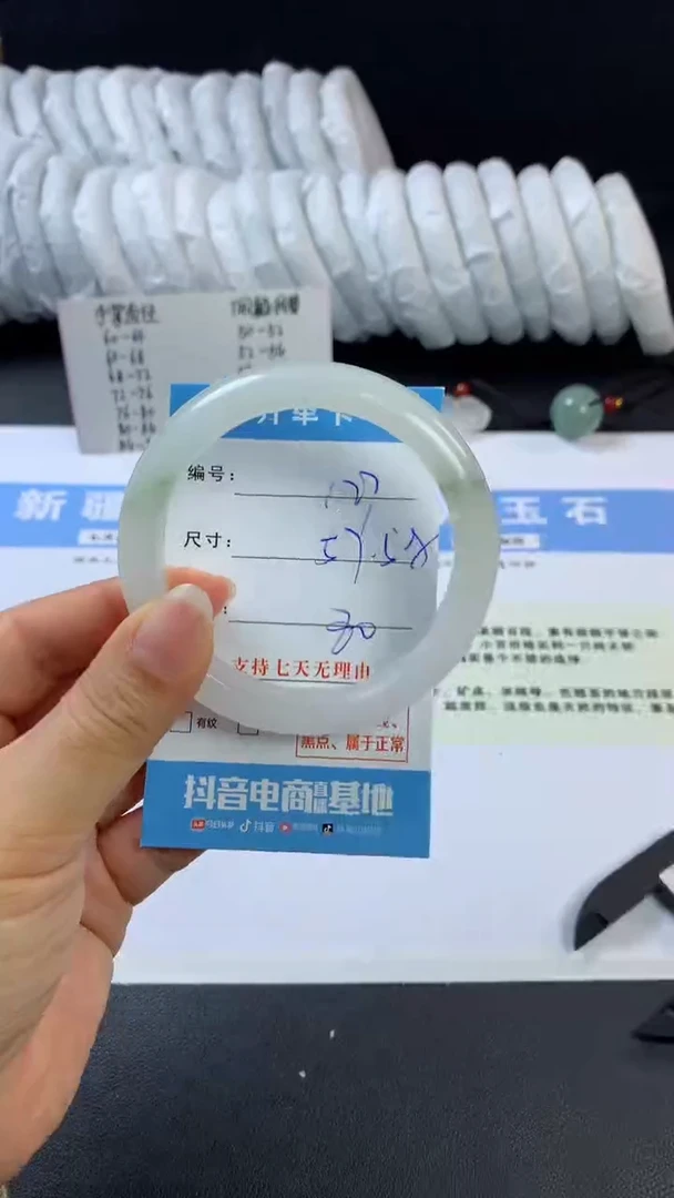 【闪购商品】石英质玉手镯未镶嵌F127