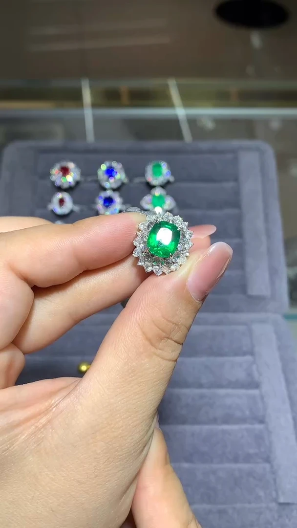 18K金镶嵌戒指祖母绿2.76CT