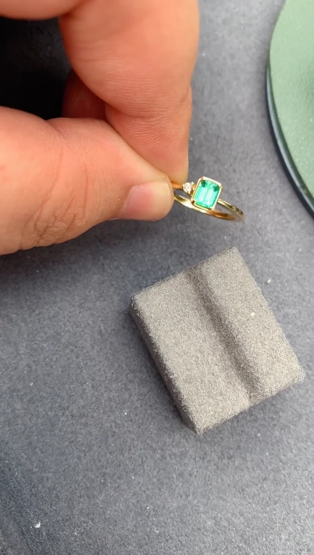 【闪购商品】祖母绿戒指18K金镶嵌37分祖母绿戒指