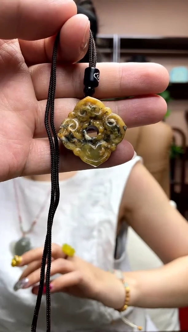 岫玉未镶嵌吊坠·
