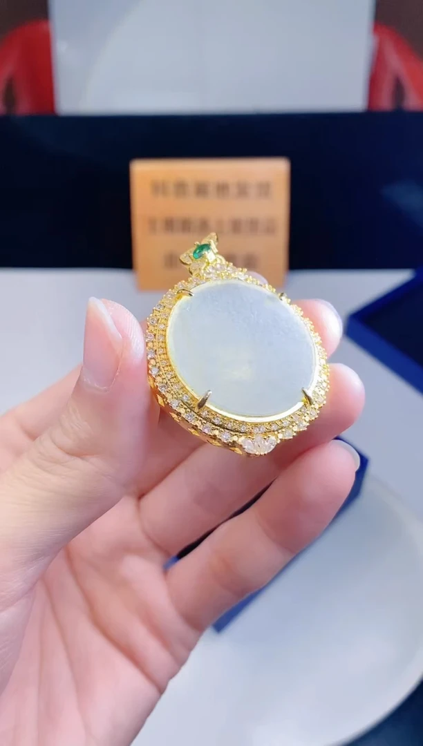 颈饰未镶嵌翡翠