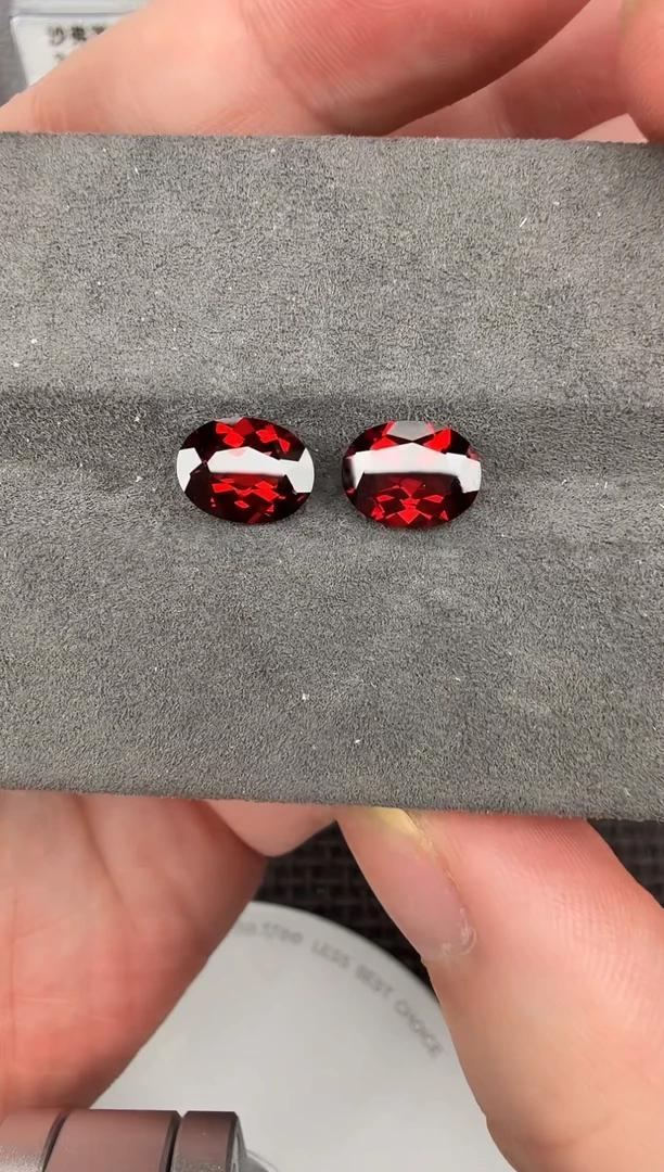 【闪购商品】石榴石红色椭圆未镶嵌2ct-B01025