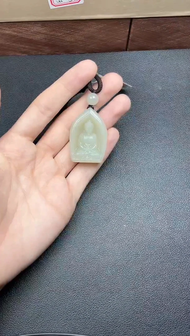 吊坠(赠链)未镶嵌和田玉且末微色差近矿吊坠
