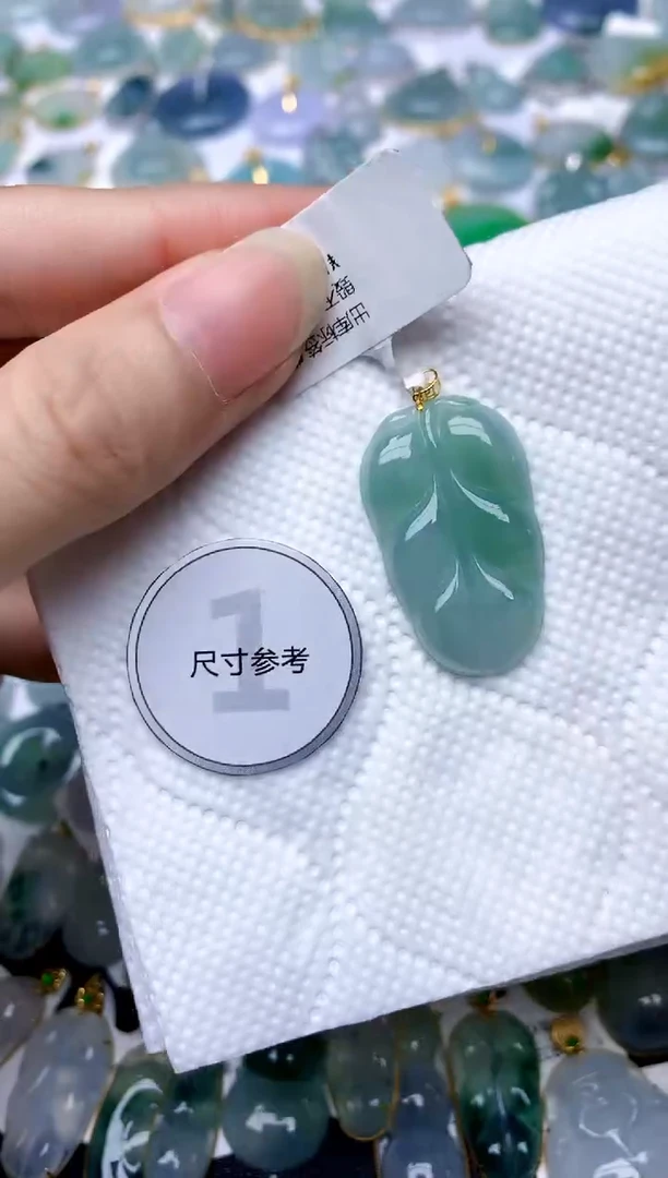 颈饰18K金镶嵌翡翠天然A货翡翠