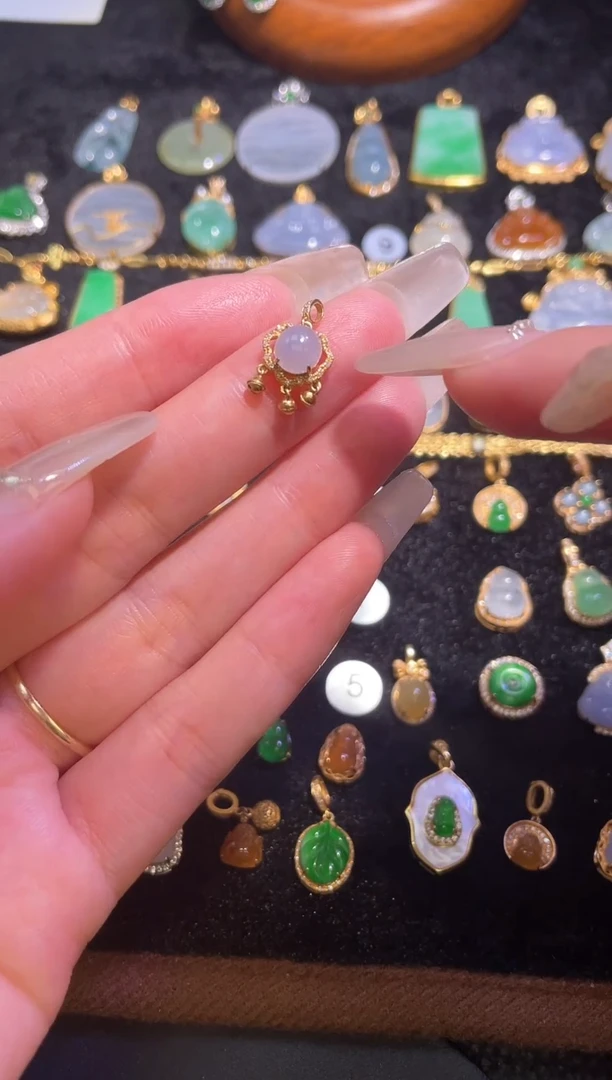 颈饰18K金镶嵌翡翠天然A货