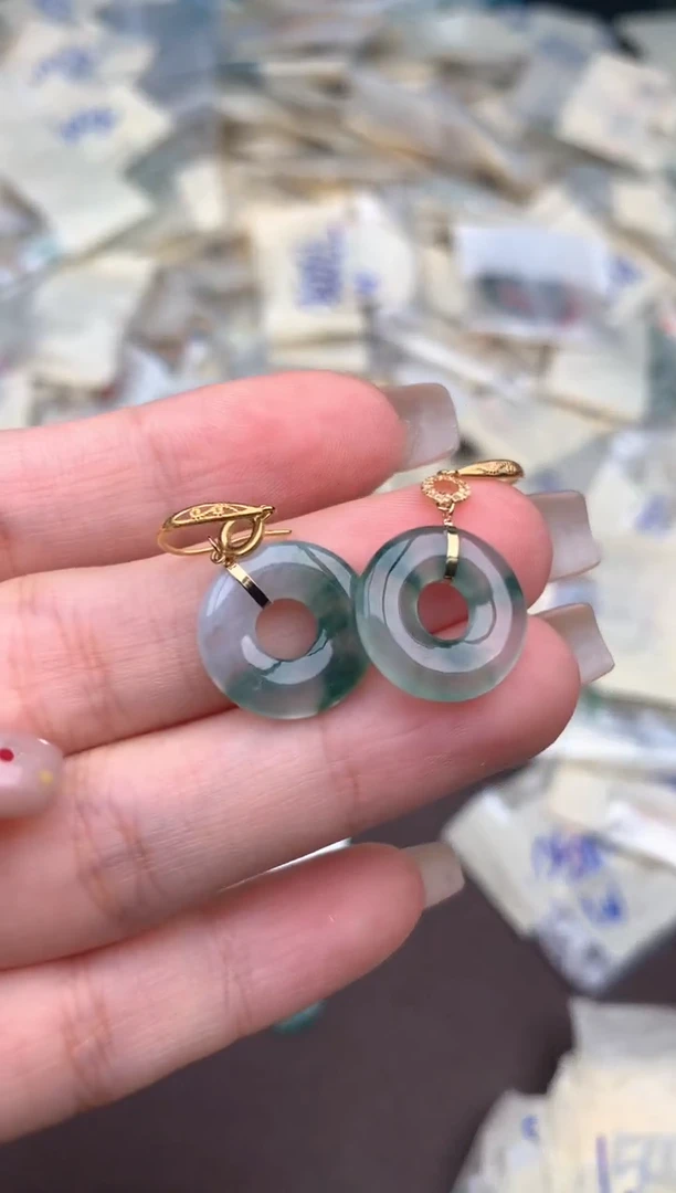 18K金镶嵌挂件翡翠一