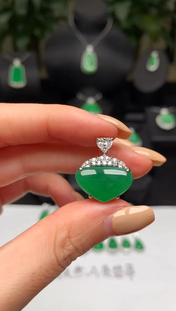 颈饰18K金镶嵌翡翠爱心