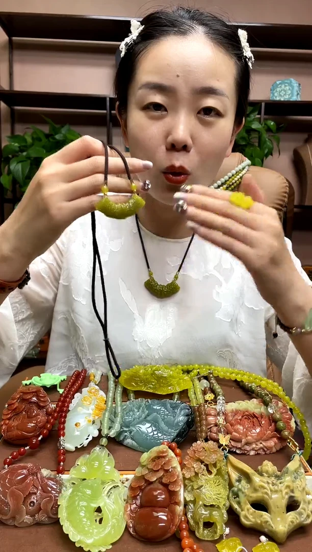 未镶嵌岫玉颈饰多样性发货发其中之一