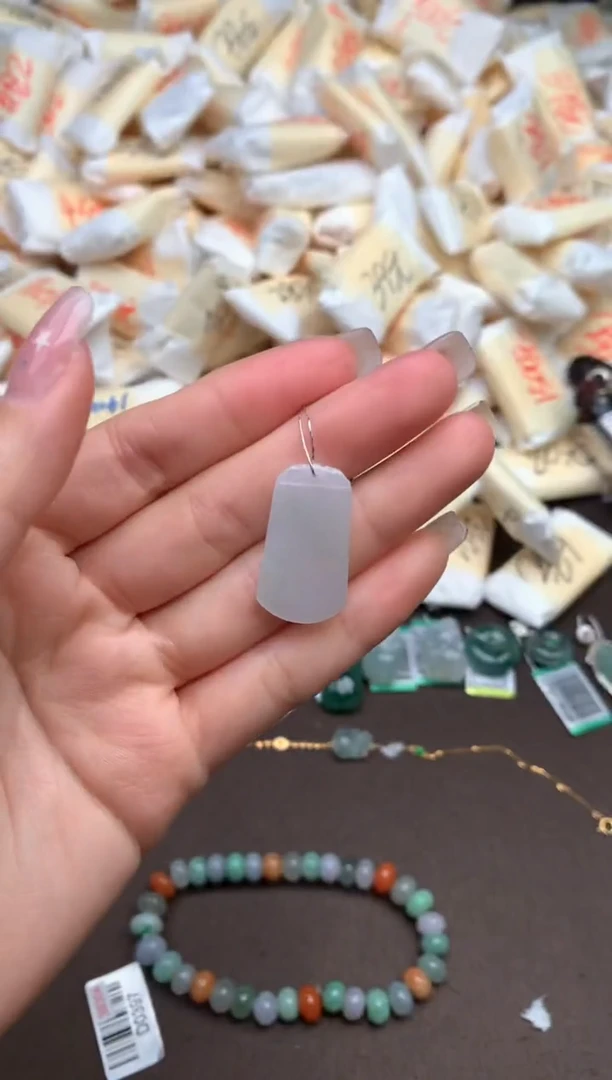 【闪购商品】翡翠挂件未镶嵌 —