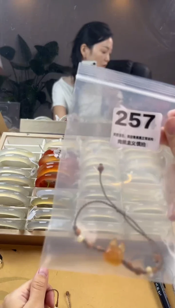 玛瑙/玉髓手镯未镶嵌自*?257