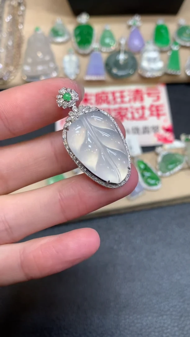 【闪购商品】翡翠颈饰18K金镶嵌叶子【无服务费】