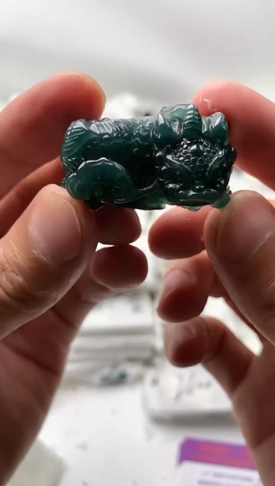 翡翠未镶嵌颈饰貔貅