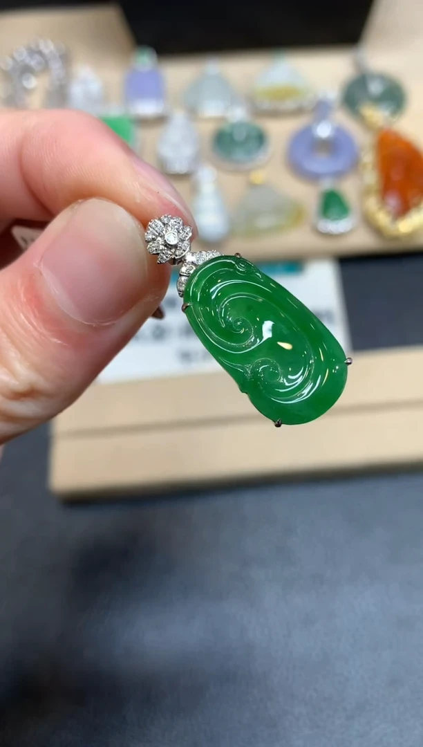 【闪购商品】翡翠颈饰18K金镶嵌如意【无服务费】