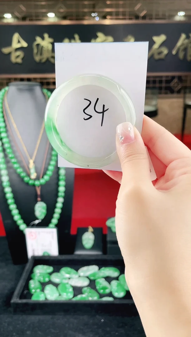 未镶嵌手镯石英质玉（非洲翠）微瑕一经发货运费不退介意勿拍