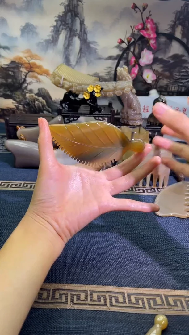 云南老白水精雕脸梳
