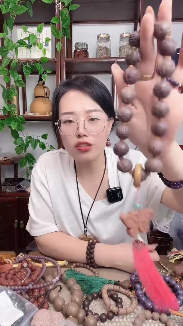泥塑五香丸的手持