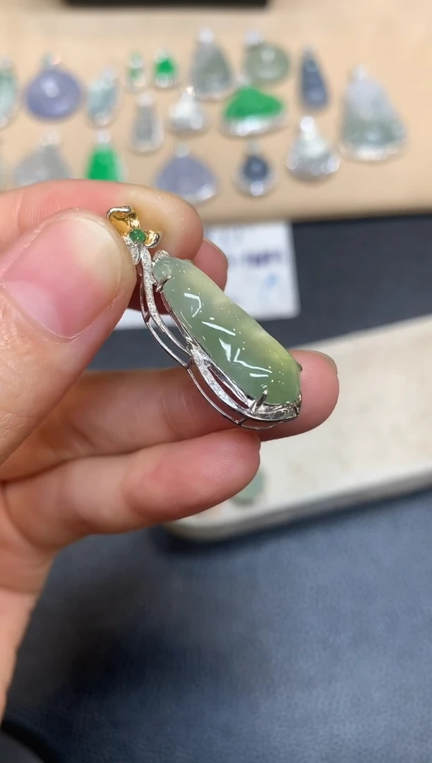 颈饰18K金镶嵌翡翠福瓜【無服務費【48小時鑒賞期】