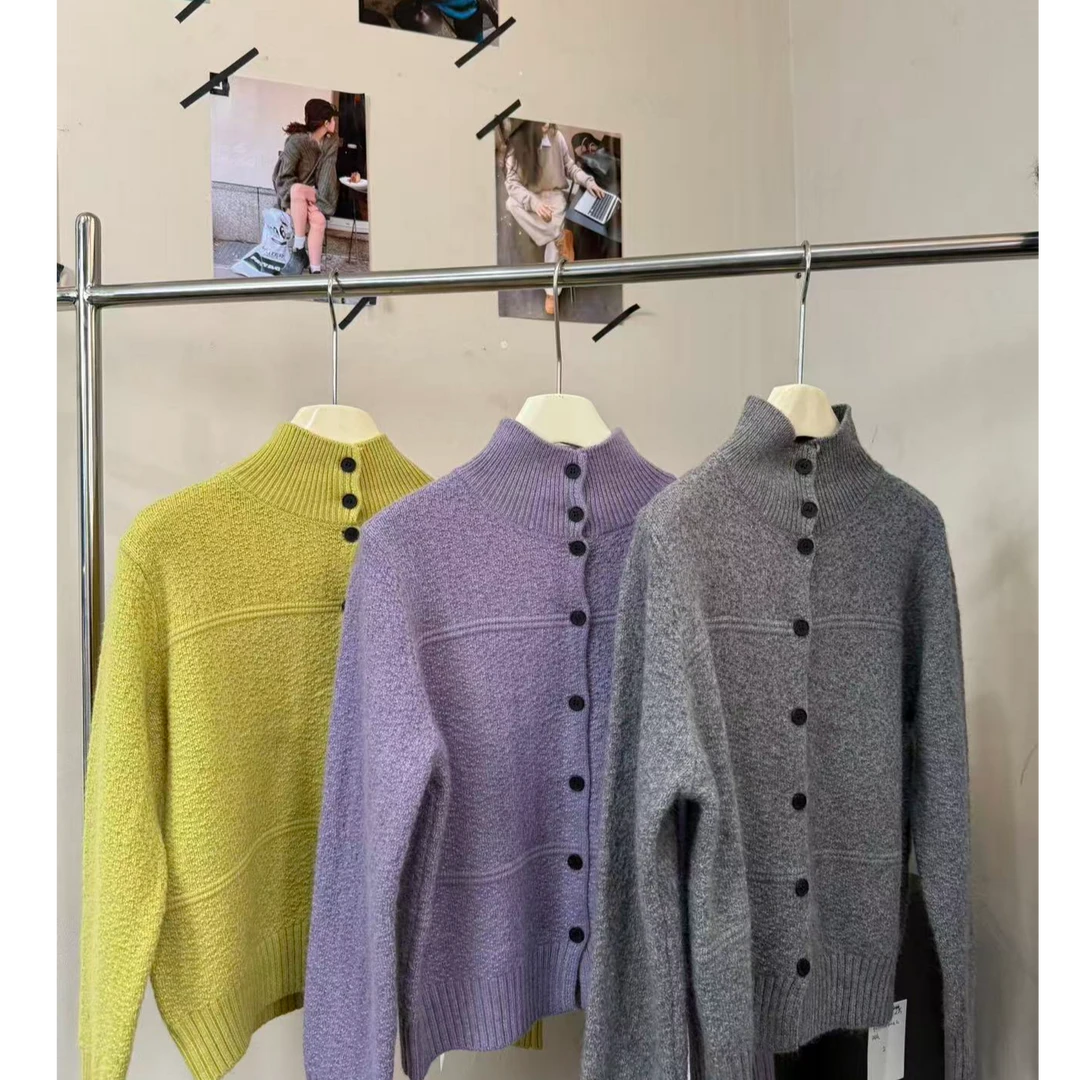 『雨美 Show』9036时尚百搭黑扣毛衣