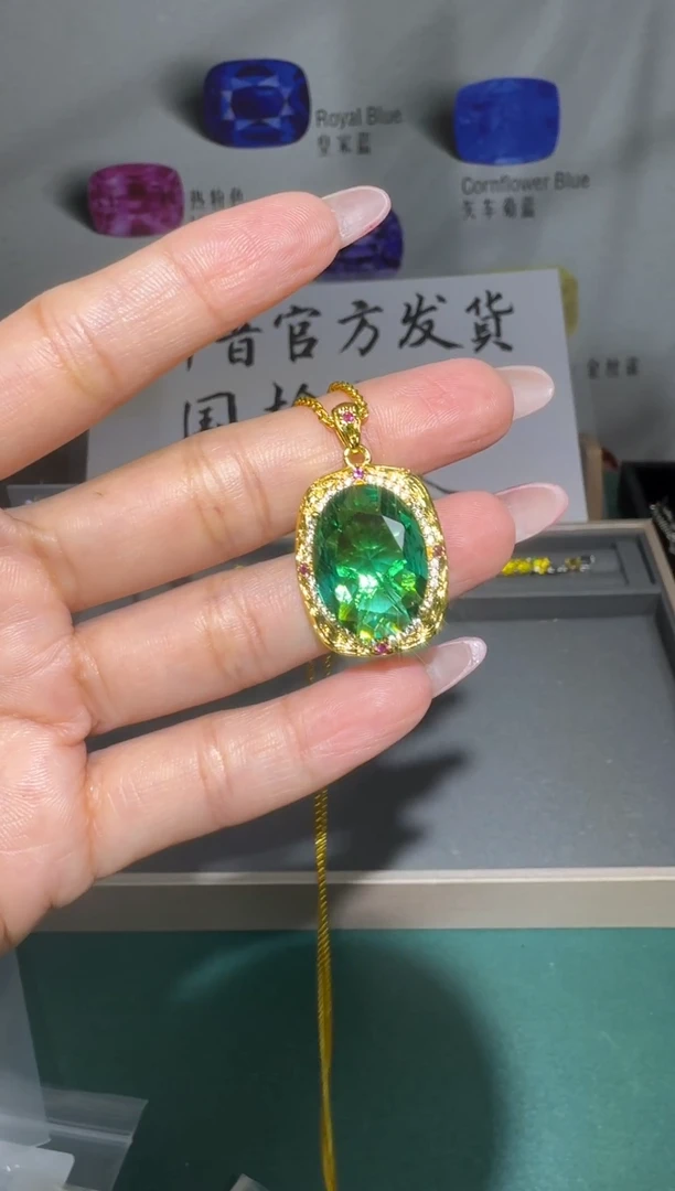 颈饰18K金镶嵌祖母绿0