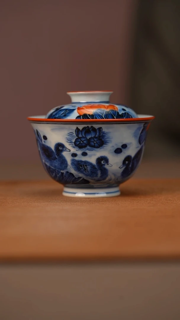 陶瓷又见春风青花矾红鸭子盖碗