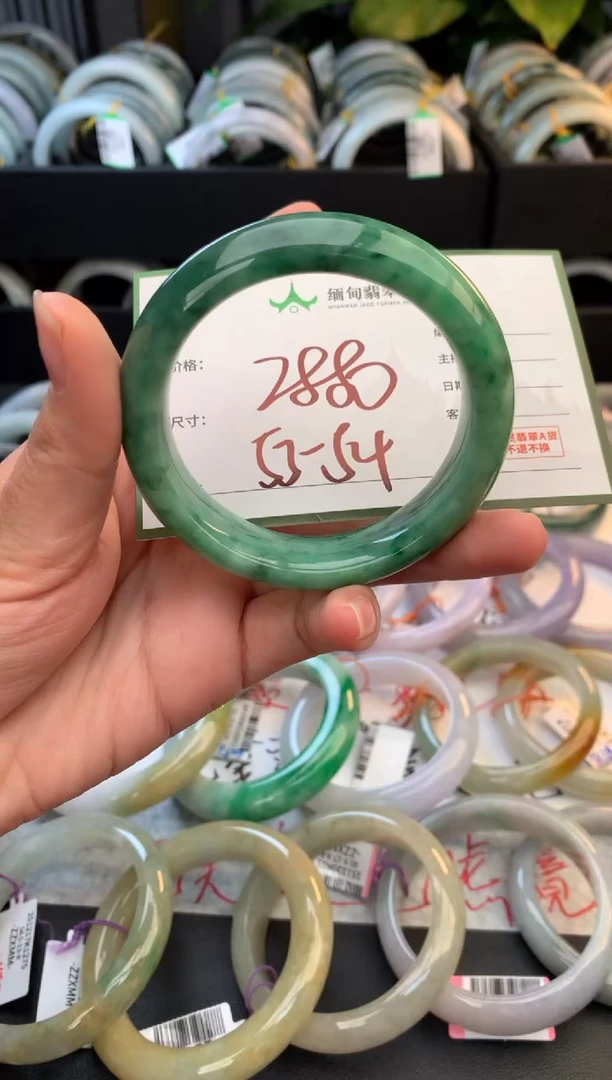 未镶嵌定制翡翠毛货需精细抛光+多人