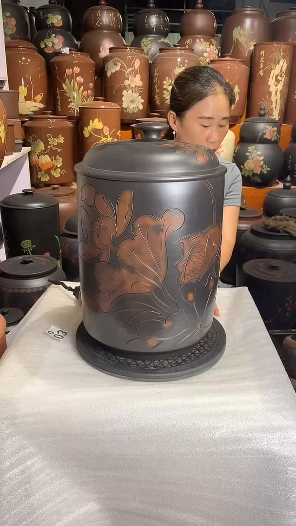 线雕九饼水缸荷花图（拱盖款）