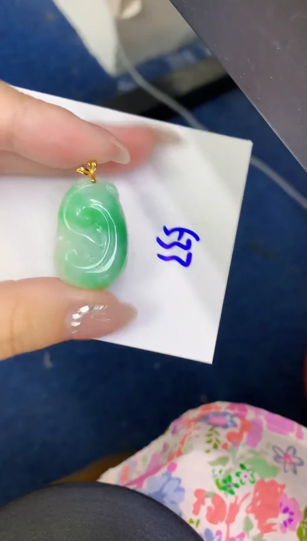 翡翠18K金镶嵌颈饰缅甸天然翡翠A货