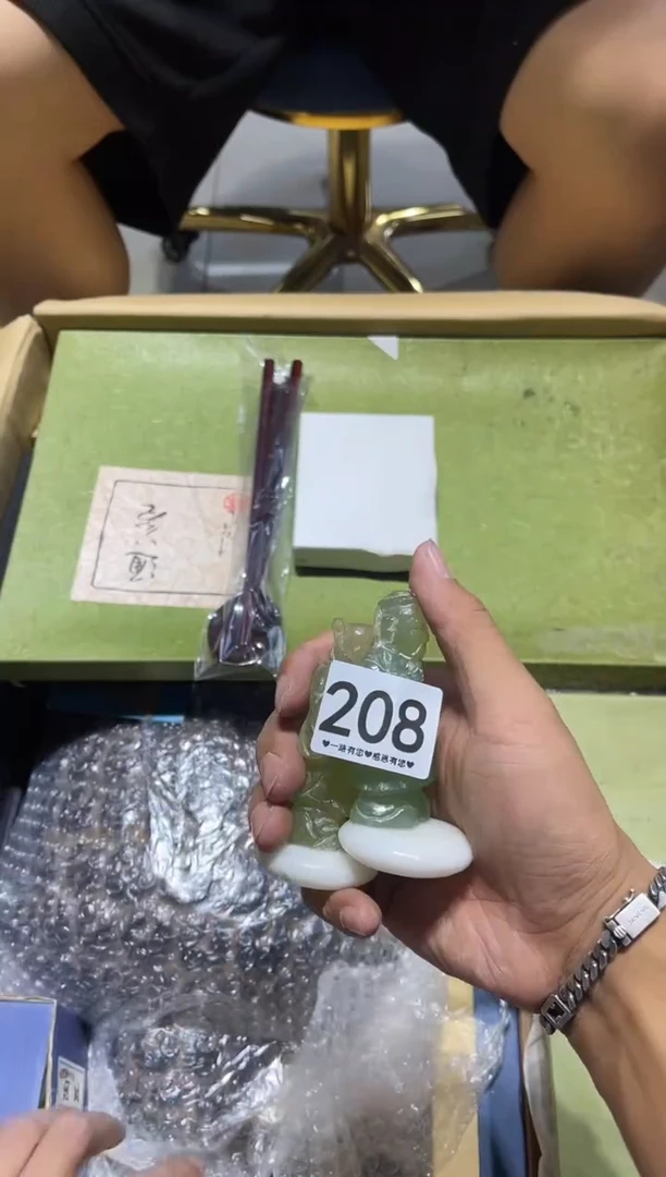 瓷片我****桨208........