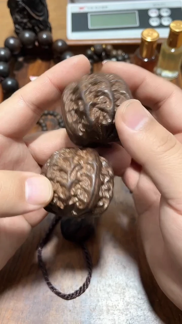 【闪购商品】檀香木精品推荐雕刻核桃