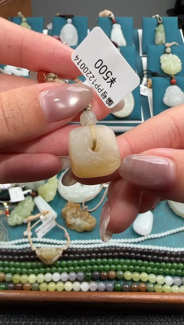 颈饰未镶嵌和田玉吊坠 PP