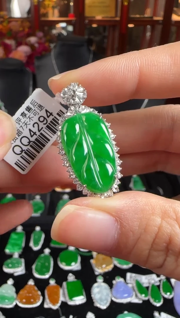 颈饰18K金镶嵌翡翠QQ4294冰辣绿叶子