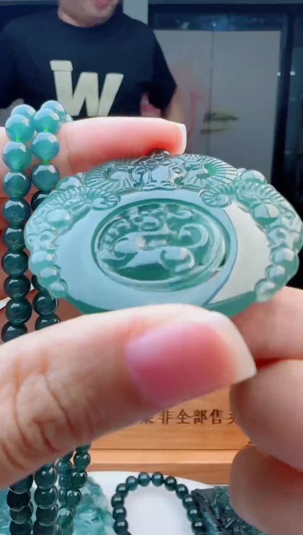 翡翠未镶嵌颈饰多样性发其中一