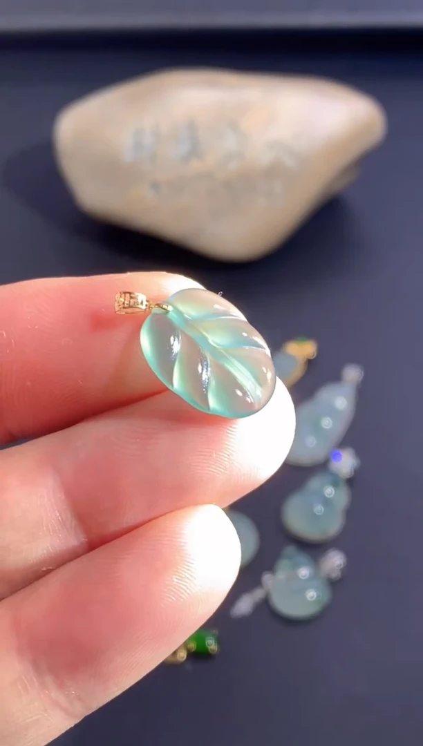 颈饰18K金镶嵌翡翠