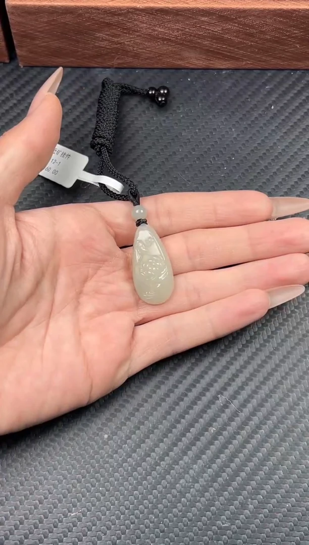 吊坠(赠链)未镶嵌和田玉且末近矿微色差吊坠