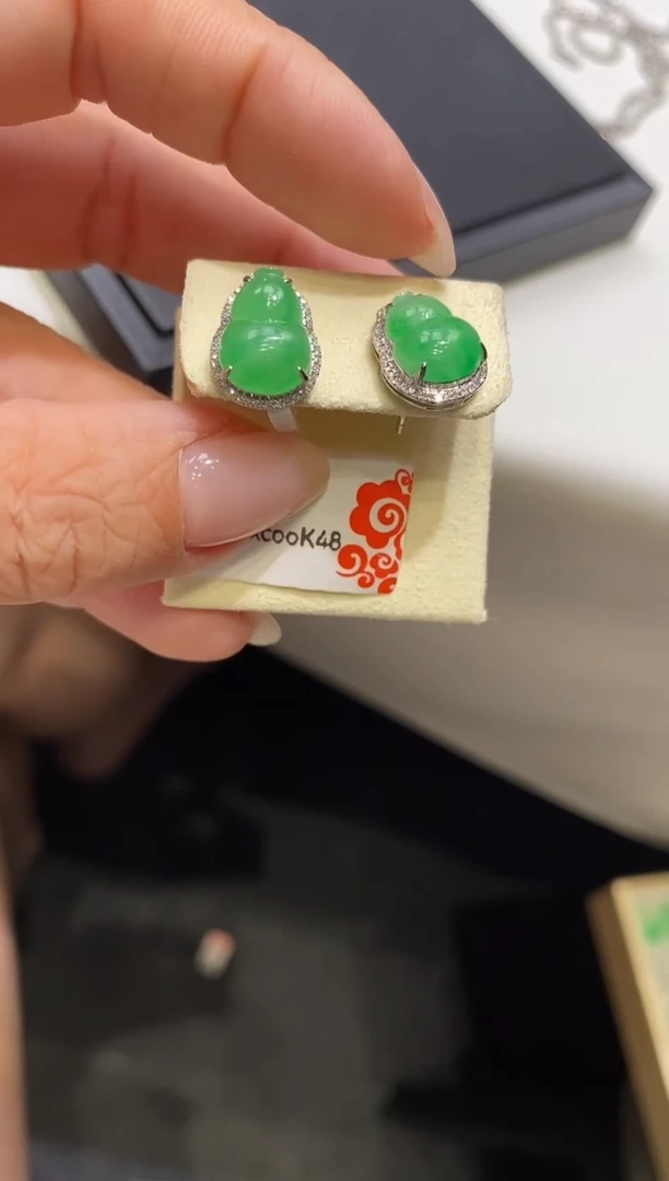 翡翠18K金镶嵌耳钉葫芦