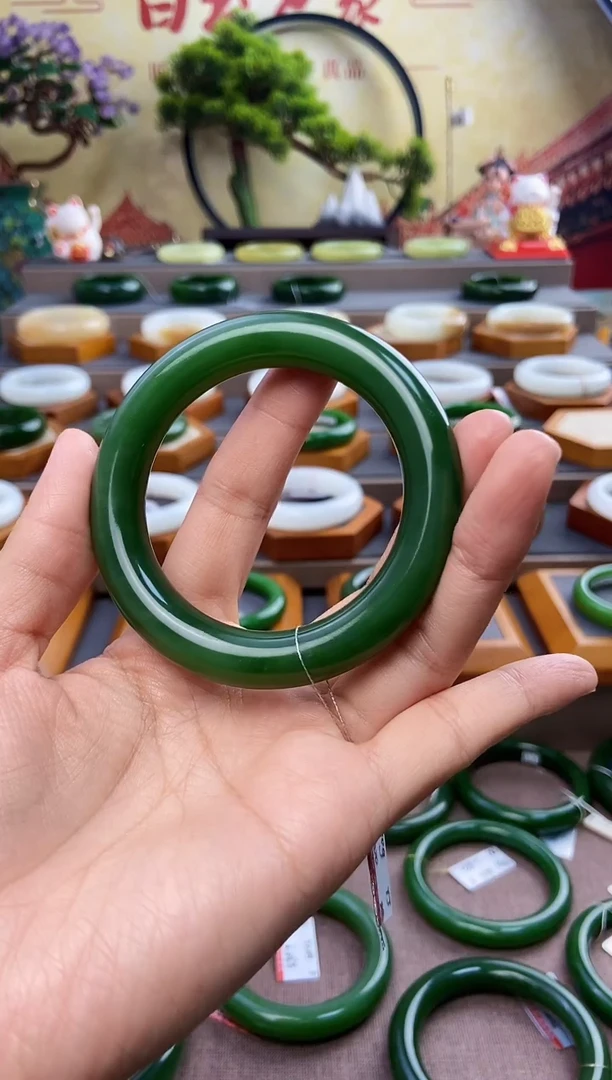 未镶嵌手镯和田玉高端收藏级碧玉手镯55