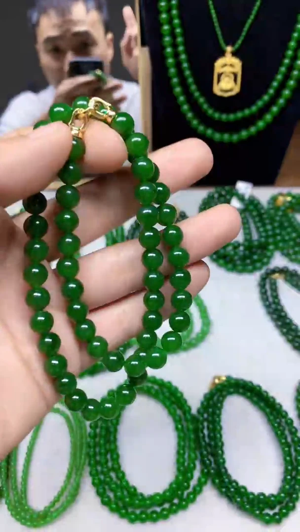 和田玉（碧玉）未镶嵌项链卡8的辣绿色