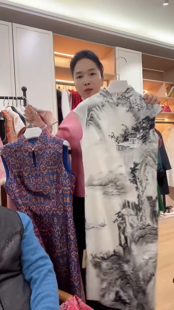 织绣国风山水画真丝定制旗袍 599 m码