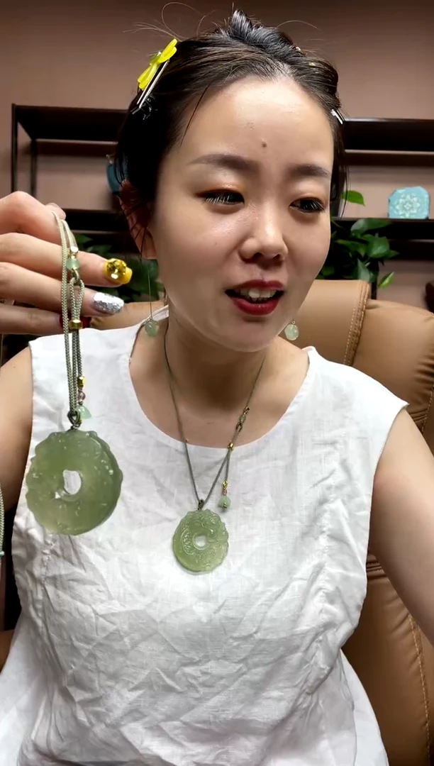 岫玉未镶嵌吊坠多样性发货发其中之一