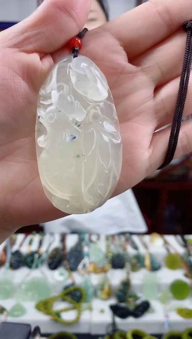 未镶嵌岫玉颈饰鸡