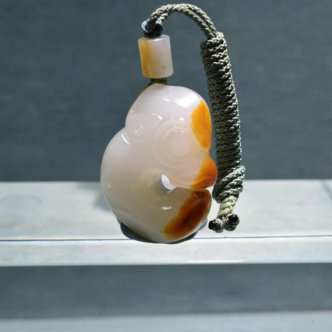 新疆和田玉俏色巧雕玉猪龙