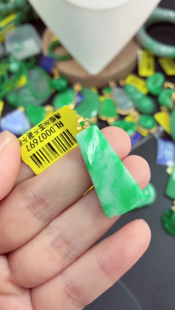 吊坠(不含链)18K金镶嵌翡翠挂件