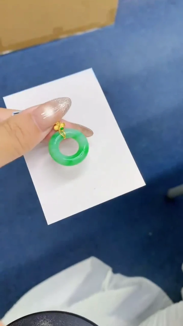 颈饰18K金镶嵌翡翠1