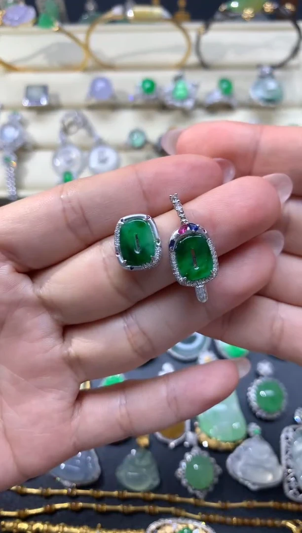 翡翠18K金镶嵌颈饰耳饰