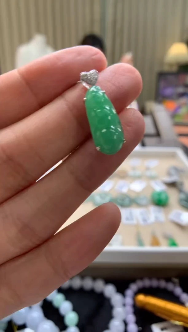 翡翠18K金镶嵌颈饰福豆